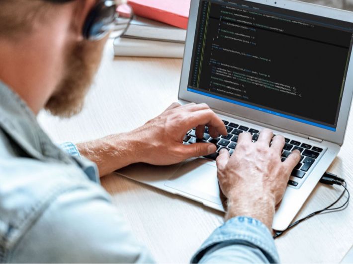 أقوى 3 لغات برمجة مطلوبة في سوق العمل 2026